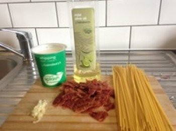 step1: 預先把材料準備好，然後把蒜切成小粒