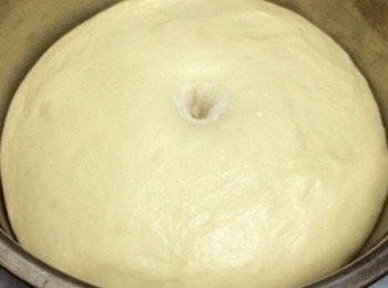 step7: 麵團放入盆中蓋上保鮮膜，電鍋加入溫水，發酵40分鐘
至約2倍大