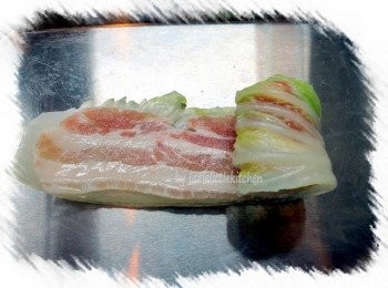 step1: 紹菜要用長身的，太大塊可以切開兩片
先用熱水煮至軟身，搾去水份
舖上五花薄肉片，灑點鹽和胡椒粉調味，卷起