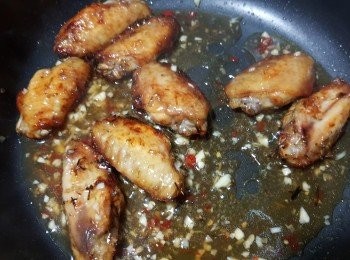 step8: 再將焗熟或煎熟的<a href="https://bit.ly/3zHU5V3" target="_blank" data-keyword="雞翼" class="guide-link"><strong>雞翼</strong></a> <span style="display:inline-block;vertical-align:middle;margin-top:-3px;color:initial;border-radius:3px;padding:2px 3px;font-size:12px;line-height:14px;background:#87d300;color:#fff;">即買</span> 加入拌勻即可上碟,再將<span class="group_3">醬汁料</span>淋上<a href="https://bit.ly/3zHU5V3" target="_blank" data-keyword="雞翼" class="guide-link"><strong>雞翼</strong></a> <span style="display:inline-block;vertical-align:middle;margin-top:-3px;color:initial;border-radius:3px;padding:2px 3px;font-size:12px;line-height:14px;background:#87d300;color:#fff;">即買</span> 上即可