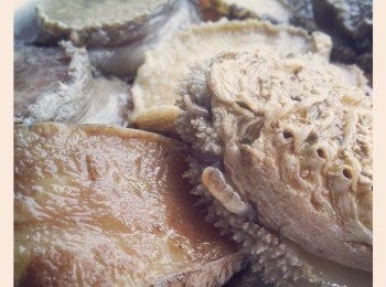 step1: 洗刷鮑魚，用加入薑、葱的滾水出水，取出去腸，但小心鮑魚肉不要離殼，用凍水沖淨。