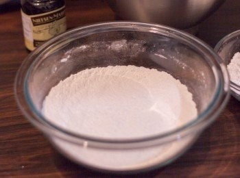 step1: 焗爐預熱至攝氏170 度。
低筋麵粉，玉米粉及鹽拌勻後過篩去除粉粒