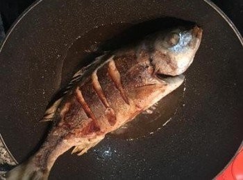 step4: 鍋燒熱，放入油，魚入鍋煎至兩面金黃；