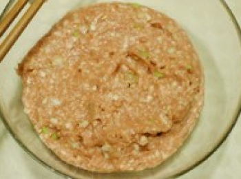 step2: 將馬蹄去皮後切碎，蔥切碎，與肉餡一切倒入一個大碗中，打入一個雞蛋。
