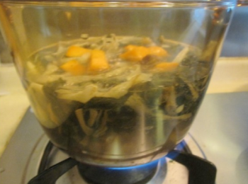 step5: 全部材料放入鍋裡，加入適量的水，大火煮開，轉小火2個小時