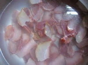 step2: 鴨賞用熱水煮2~3分鐘去除死鹹味(可先嚐一下鹹度,再決定煮的時間)