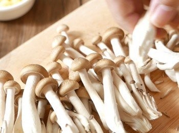 step3: 把蔥切粒，蒜頭壓成蓉，甘筍切絲，本菇撕開備用。