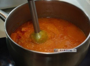 step10: 加鹽和黑胡椒調味，用手提攪拌器把材料充分打至滑身。