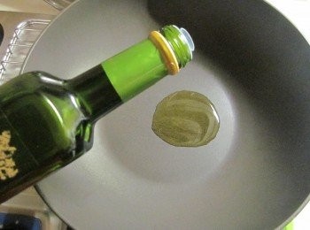 step2: 煮麵的同時來炒料. 鍋中倒入橄欖油(份量外)先不開火