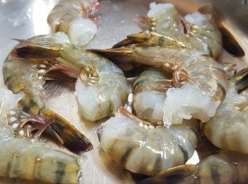 step1: 先用1湯匙酒及少許胡椒粉醃蝦10分鐘。