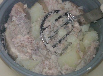 step1: 先將芋頭去皮切塊和馬鈴薯切塊放入電鍋蒸軟，再用壓泥砌將其壓碎攪和在一起待涼