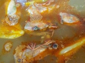 step12: 然後倒入蝦頭、蝦殼湯(不要殼)