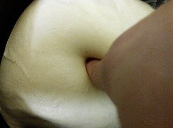 step1: 把以上所有材料放入麵包機或廚師器拌勻，至麵團光滑。
（Jojo用面包机Dough打25分钟按停，重新再按Dough打20分钟，期間面团太干可加水太湿可加粉，麵團出來的感覺是很柔軟，光滑。）