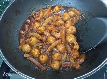 step8: 將調味料、魚蛋、魷魚完全伴勻