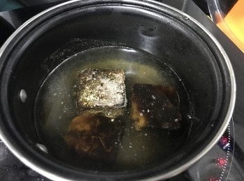 step3: 將糖水，椰漿倒入糯米粉及粘米粉中，攪拌均勻。
 再加入班蘭汁 (做班蘭味)及菜油拌勻
