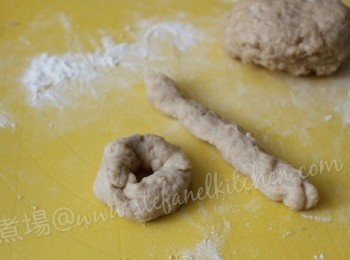 step3: 檯上洒上麵粉，從麵糰中取出一份搓成15-20厘米長, 頭跟尾搭在一境，形成圈狀，洒上砂糖