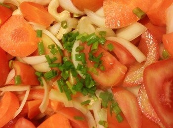 step2: 開鍋中火，下牛油，下洋蔥和青碎葱炒香。
再下甘筍和蕃茄，腰果再炒。
下雞湯和滾水中大火煲40分鐘。