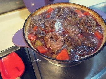 step4: 蓋上鍋蓋.小火慢燉約1小時.至牛腱軟爛
