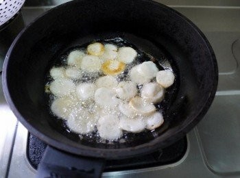 step2: 熱鍋下炸至金黃瀝乾油撈起備用，