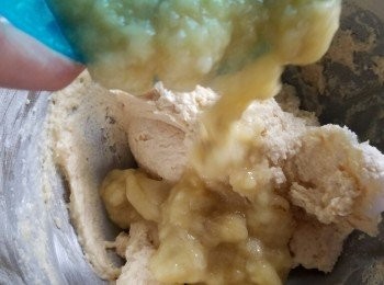 step5: 加入香蕉蓉成糊便可。