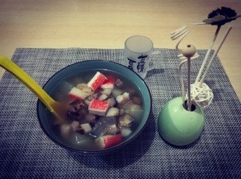 step8: 在鍋中加入雞湯，浸冬菇和浸瑤柱的水，煮滾。如果覺得水不夠多，可加1-2碗水。