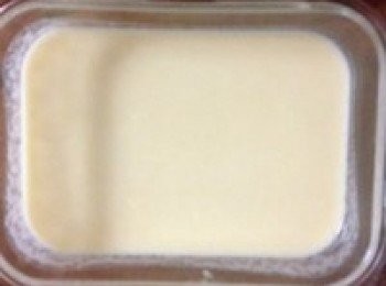 step3: 將攪拌好的蛋液加入到麵粉牛奶糊中，再加入油攪拌均勻，最後將麵粉糊過篩待用。