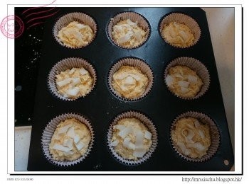 step7: 把鬆餅紙杯放入模具內, 倒入蛋糕液至8成滿。把椰子片放在表面。