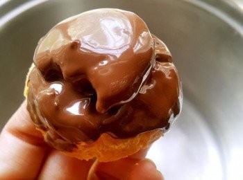 step7: 將步驟5切開的泡芙沾上巧克力醬備用