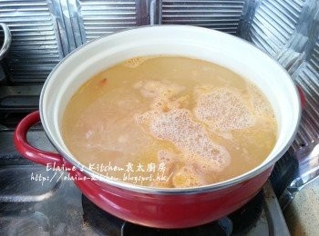 step5: 加入熱水煮滾後蓋上蓋用中火煮30分鐘成蝦湯底