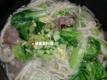 step5: 蛋液凝固時，灑上芹菜碎即可起鍋。