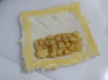 step5: 在沒有畫斜線的土司上鋪上適量蘋果丁!! 周圍塗上蛋液~~~
