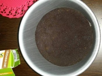 step1: 加入牛油溶液將餅碎攪混壓平，放入雪櫃待用
** 我就用咗 Nero 餅做餅底 **