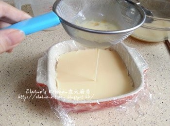 step8: 器皿放上保鮮紙 , 將豆漿蛋液用篩網隔去多餘泡沫及雜質