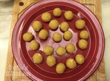 step3: 均分成小糰，搓成小圓球，約20個，冰人冰箱冷藏15-20分鐘