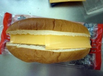 step4: 將起司分2片放入大亨堡的麵包中，進烤箱2分鐘烤香麵包