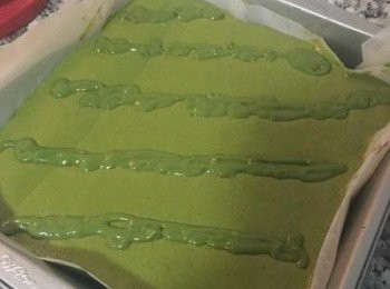 step10: 從烤箱中取出蛋糕,並在表面上擠上之前預留的<span class="group_2">抹茶卡士達醬</span>,接著再進烤箱以150-160度烤12-15分鐘即可.