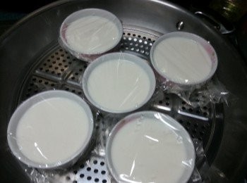 step3: 包上微波爐保鮮紙或鍚紙.,水滾中火蒸8分鐘,焗2分鐘即可(微波爐保鮮紙可以受高溫,不要用普通保鮮紙)