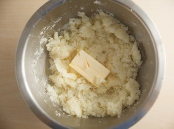 step4: 將馬鈴薯壓成泥後趁熱拌入無鹽奶油。