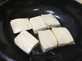 step2: 燒熱油鑊子, 中細火加入豆腐煎香一面，加入少許生抽再反轉煎香至金黃色