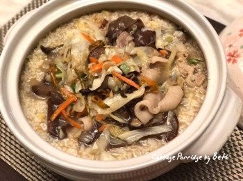 step3: 將2/3的步驟1 炒料加入粥中拌勻，留1/3擺在粥的上面，淋上一點香油即可