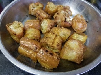 step4: 將油炸鬼切件，用少少油，少少鹽煎至乾身或挺身備用