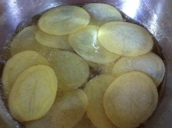 step1: 先把馬鈴薯洗刷乾淨【留皮】，然後刨片洗淨，瀝乾水分。
灑上鹽巴和胡椒粉。