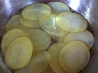 step1: 先把馬鈴薯洗刷乾淨【留皮】，然後刨片洗淨，瀝乾水分。
灑上鹽巴和胡椒粉。