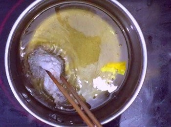 step6: 鍋中下油，燒至180度 （沒有溫度計就用一點點結塊的麵粉測試，一下即浮起即可）
把雞肉下油鍋，一次不要下多，大概下4–5塊，炸1分半鐘即撈起
把所有雞肉都先炸上一分半鐘，撈起靜置5分鐘
（讓餘溫把雞肉煮熟）