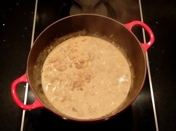 step13: 最後加入鮮奶油及<span class="group_2">調味料</span>,煮約1分鐘左右即可熄火,如果喜歡有濃郁的乳酪風味,這時可加入少許的布利乾酪(BRIE)讓蘑菇醬變得更加美味!