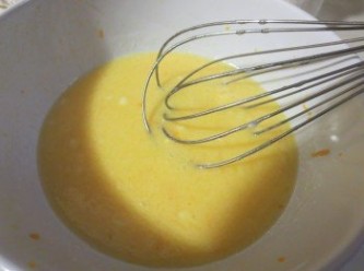 step4: 雞蛋加入碗攪拌。加入融化的牛油，牛奶，香草，橙皮和果汁拌匀。