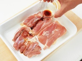 step2: 淋上醬油，靜置15分鐘醃漬入味。將長蔥切成3㎝長。