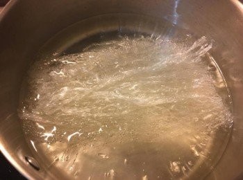 step1: 先將清水倒入鍋煮滾，然後放入冰糖、大菜煮至完全溶解