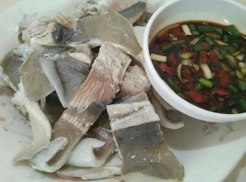 step4: 汆燙澎湖野生魟魚後(以澎湖野生魟魚份量與水量多寡來斟酌時間)。大約2-5分鐘後，小碟盤撒上蒜頭、蔥珠、辣椒，並淋上少許醬油，沾著醬料食用，即可盛盤享用天然的膠質，能養顏美容的澎湖野生涼拌魟魚。