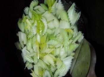 step6: 西芹倒入滾水中出水2分鐘，撈起